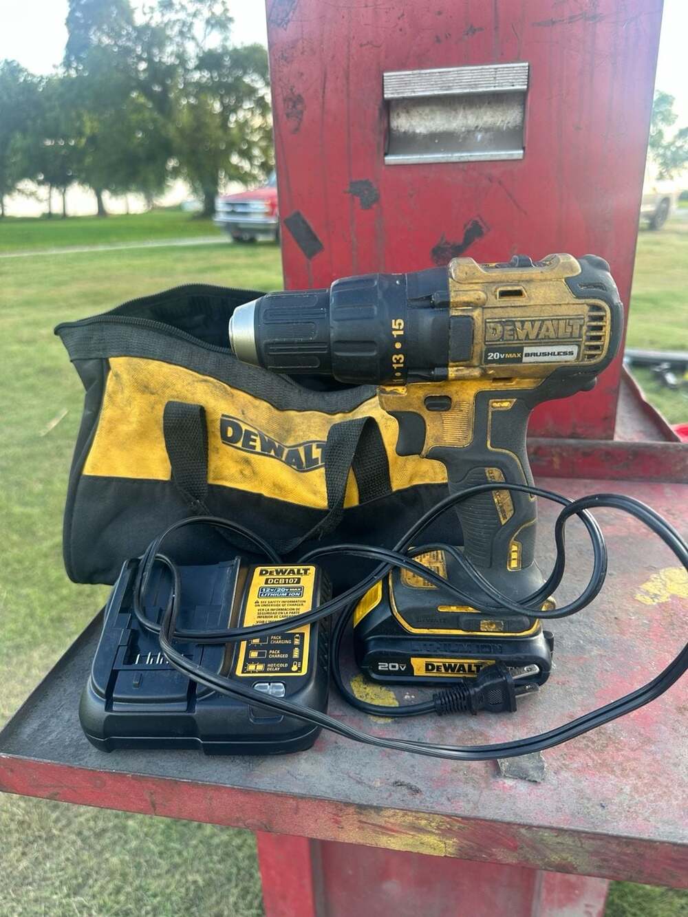 DEWALT 20V MAX Brushless 1/2-Inch Cordless Drill/Driver DCD777 with Battery
